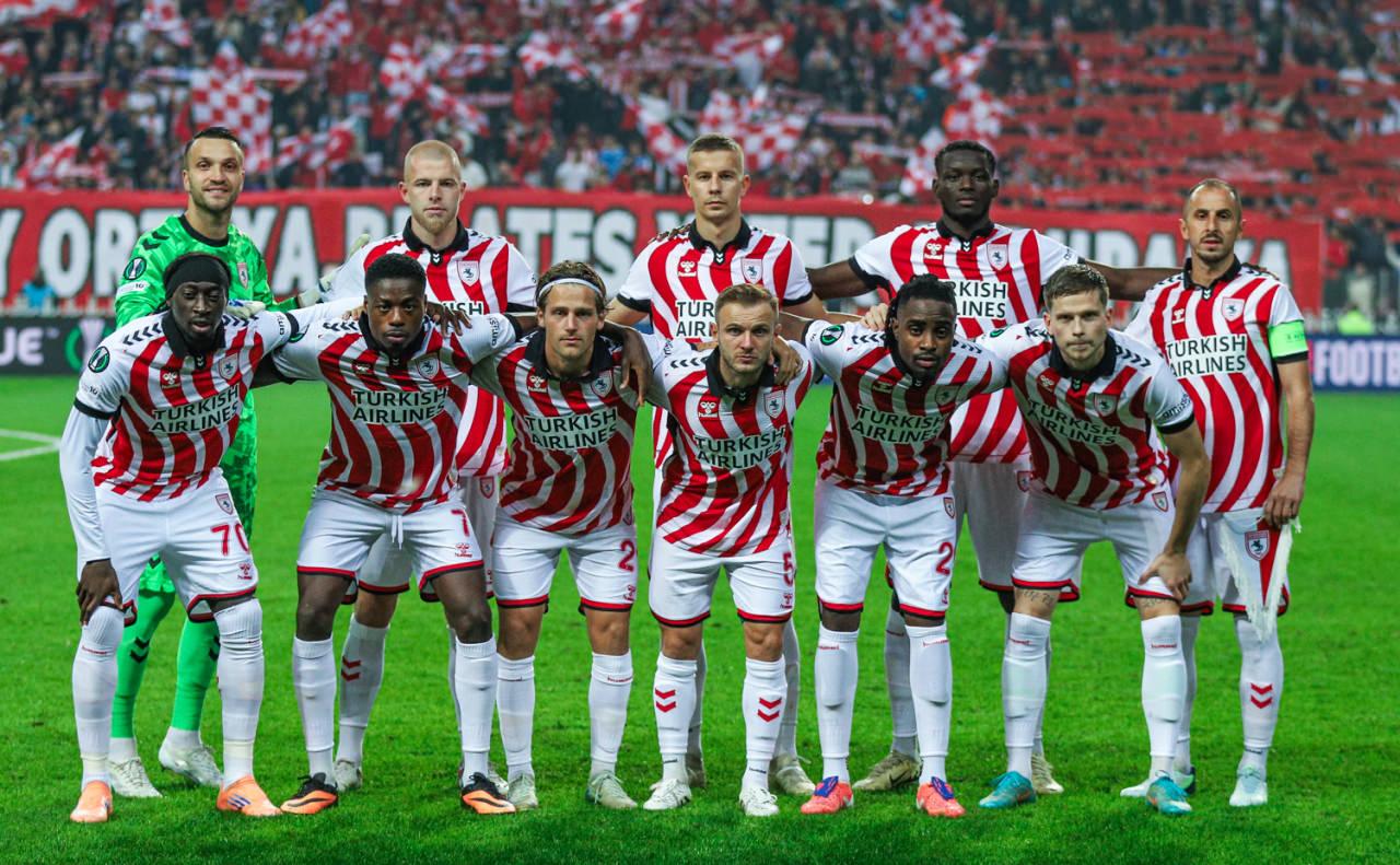 Dinamo Kiev maçı öncesi Samsunspor seremoni sırasında takım halinde.