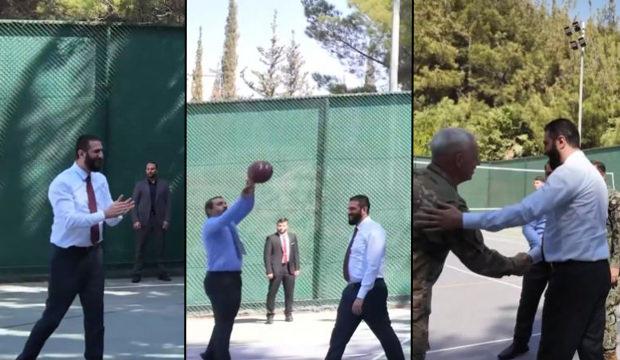 Ahmed Şara, ABD'li komutanlarla basketbol oynadı