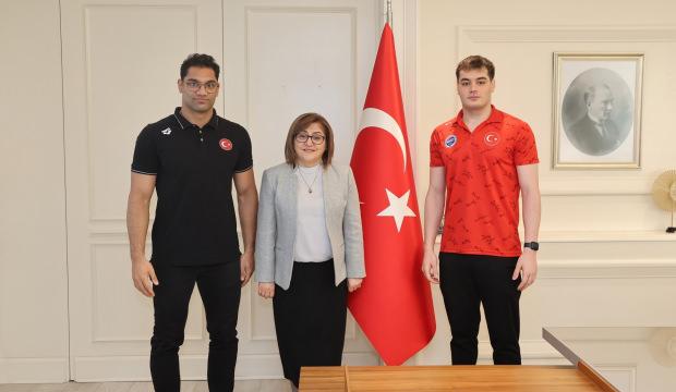 Başkan Şahin, makamında şampiyon y&uuml;z&uuml;c&uuml;leri ağırladı