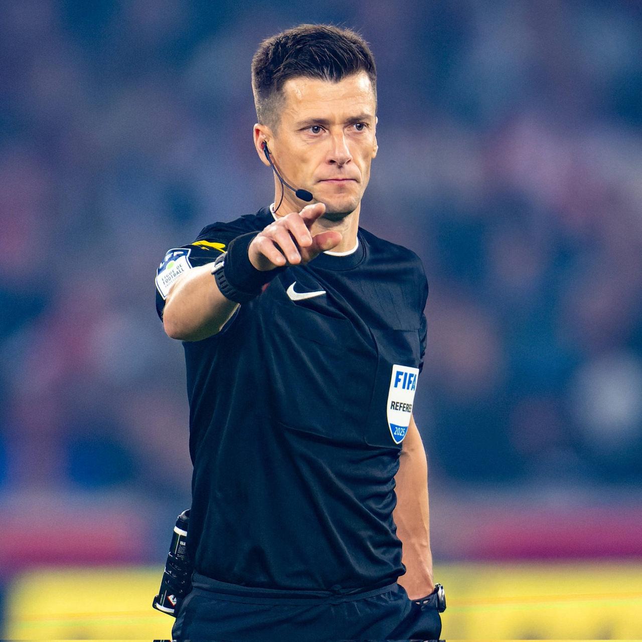 Şampiyonlar Ligi'nde Ajax-Galatasaray maçını yönetecek olan Fransız hakem Benoit Bastien 