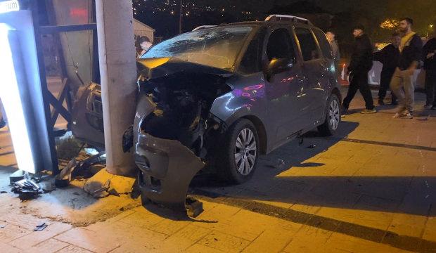 Beton direğe ok gibi saplanan araçtan 5 kişi böyle çıkarıldı