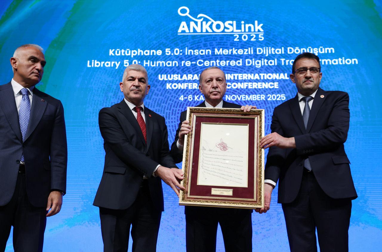 Cumhurbaşkanı Recep Tayyip Erdoğan, Beştepe Millet Kütüphanesi'nde, Kütüphane 5.0 ve İnsan Merkezli Dijital Dönüşüm Uluslararası Konferansı'na katıldı. Programda, Kültür ve Turizm Bakanı Mehmet Nuri Ersoy da yer aldı.