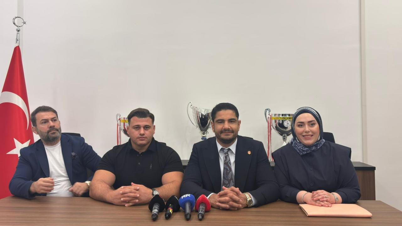 Türkiye Güreş Federasyonu Başkanı Taha Akgül ve ASKİ Spor Kulübü Genel Koordinatörü Abdullah Çakmar ile birlikte, Rıza Kayaalp ve Taha Akgül Spor Kompleksi’nde basın toplantısı düzenledi.