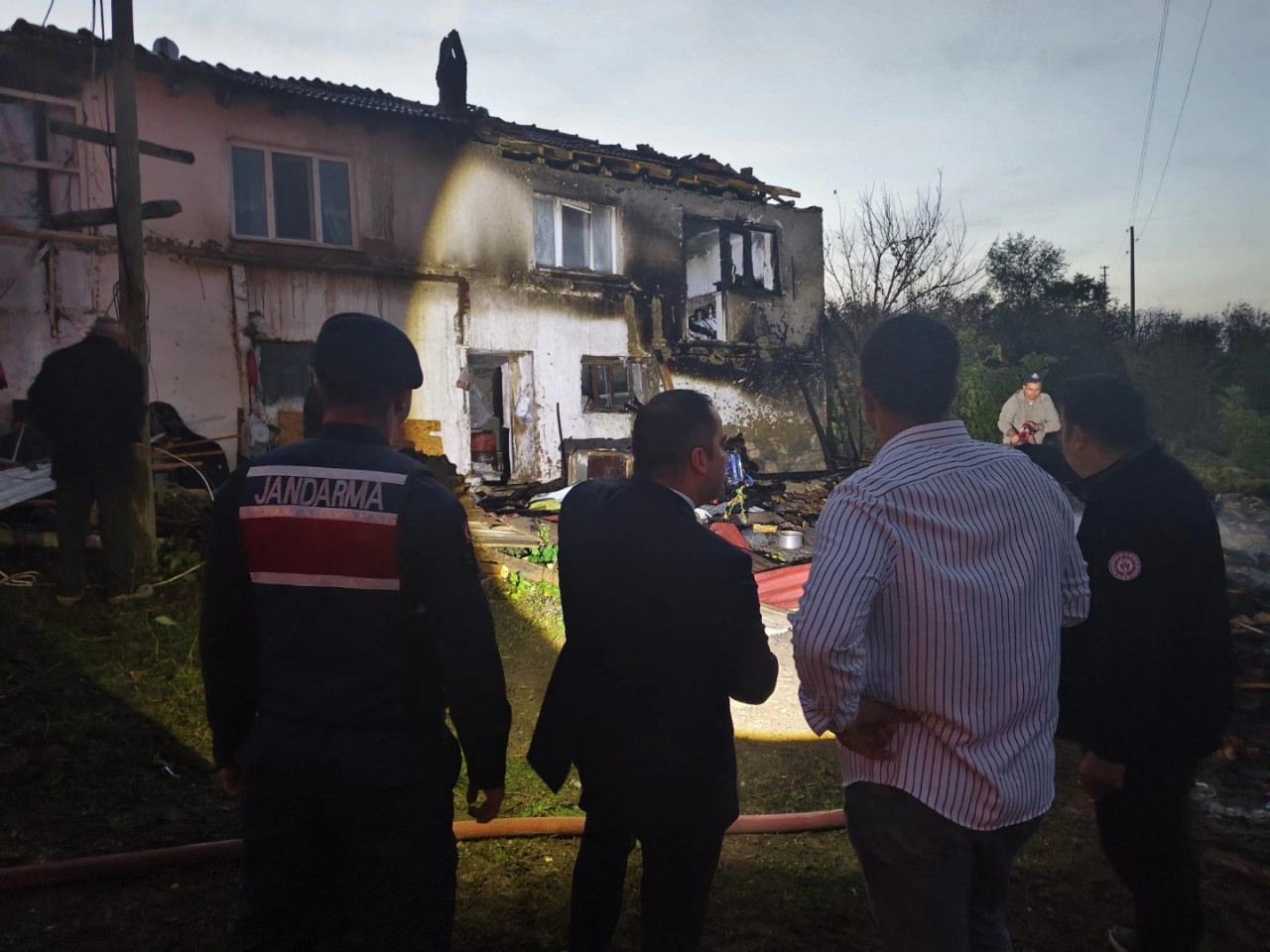 Yanan evden görüntü.