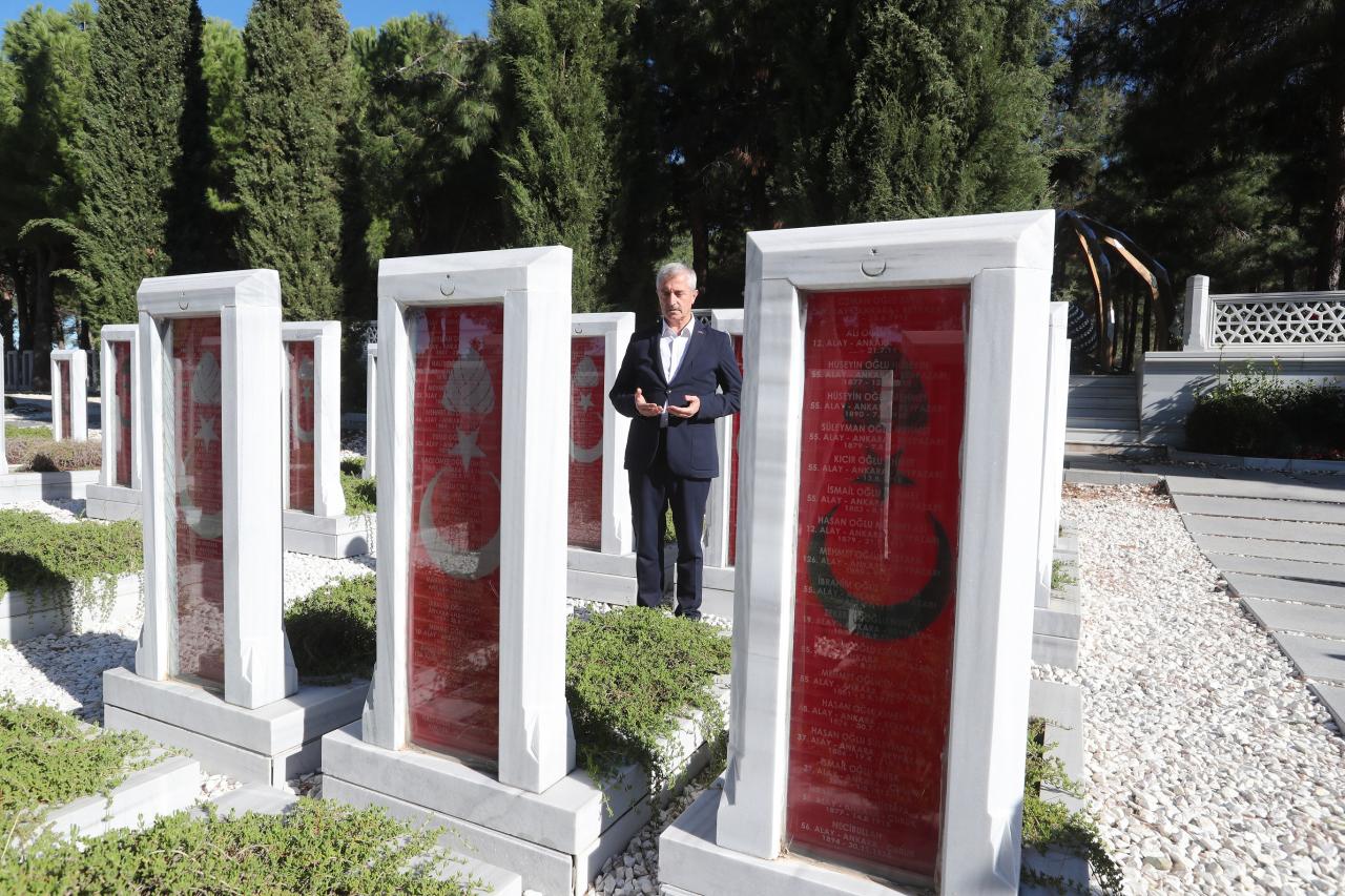Şahinbey Belediye Başkanı Mehmet Tahmazoğlu, şehit kabirleri başında dua ediyor. 