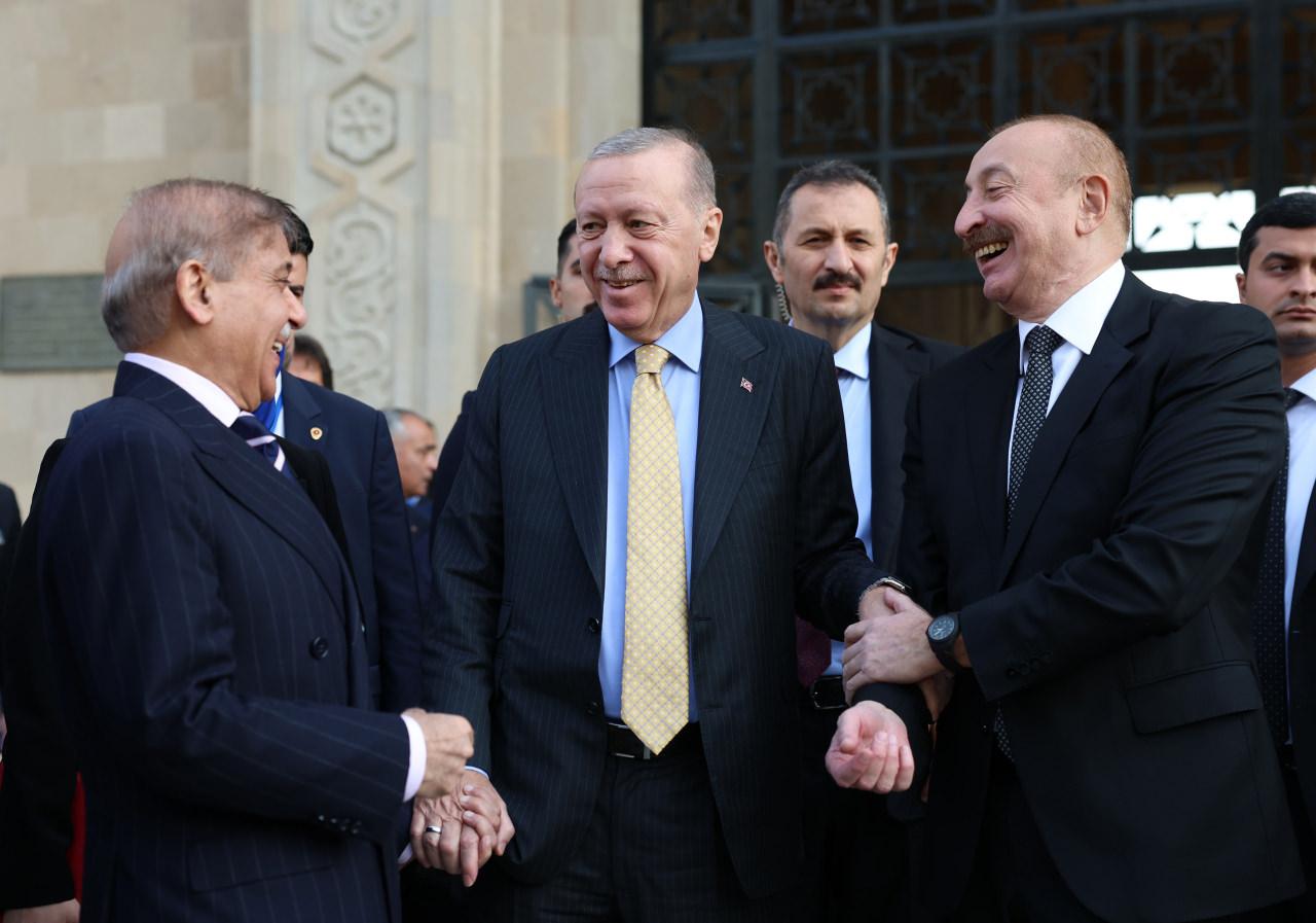 Cumhurbaşkanı Recep Tayyip Erdoğan ve Azerbaycan Cumhurbaşkanı İlham Aliyev, Azadlık Meydanı'nda, Azerbaycan ordusunun 2. Karabağ Savaşı'nda elde ettiği tarihi zaferin 5. yıl dönümü dolayısıyla düzenlenen Zafer Günü Töreni'ne katıldı. 