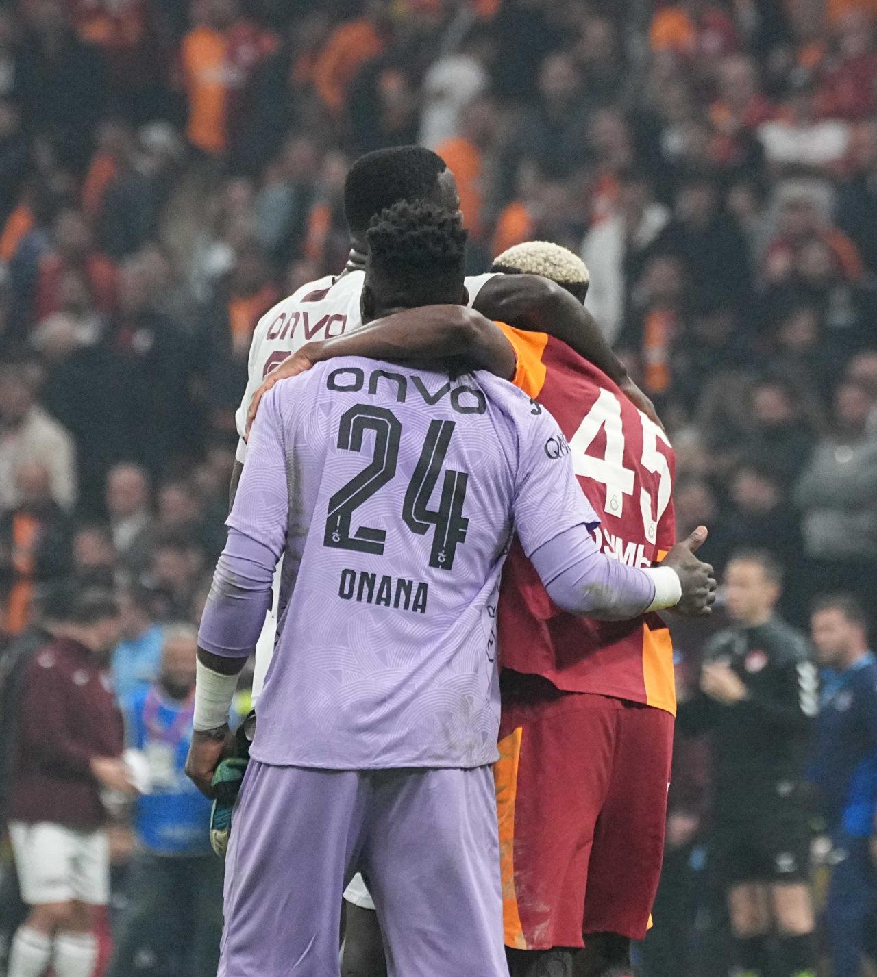 Andre Onana, Galatasaray deplasmanında Victor Osimhen ile birlikte.