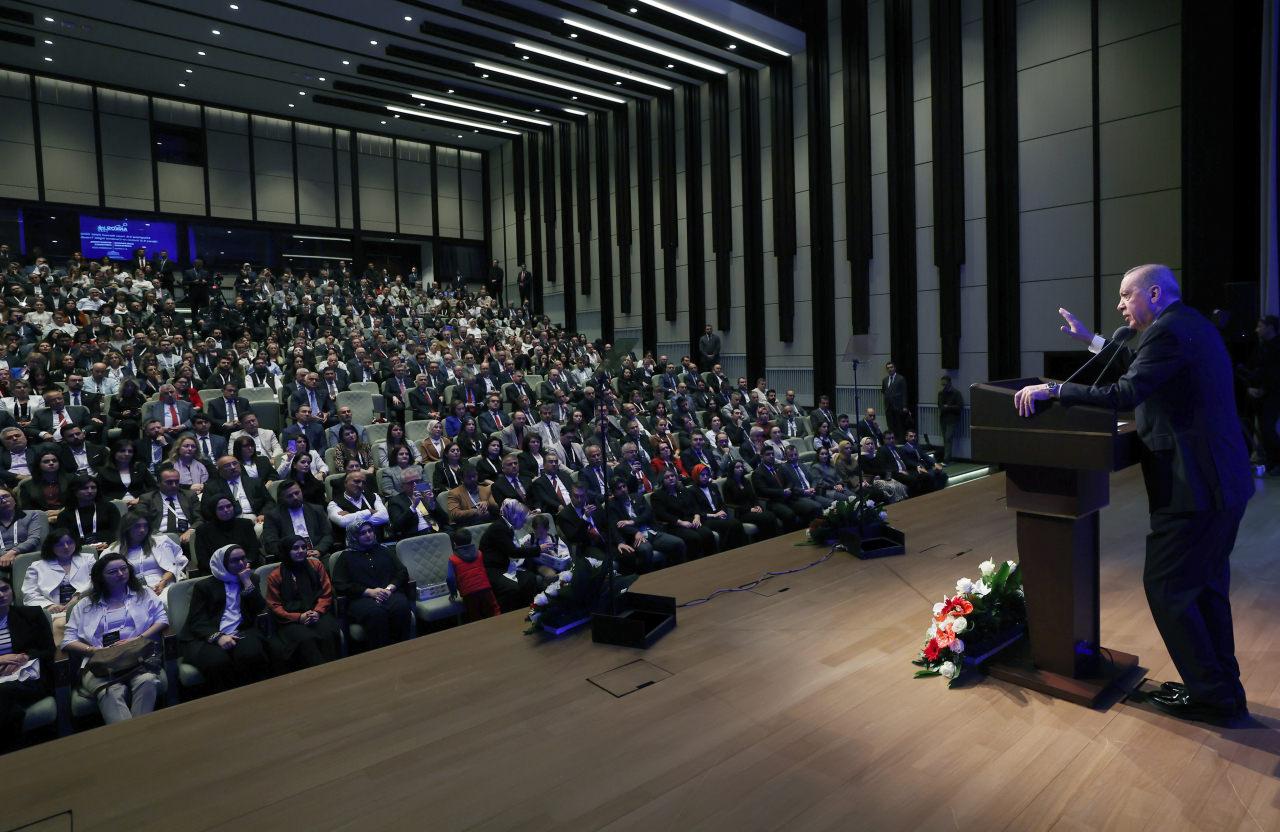 Erdoğan, konferansta yaptığı konuşmada Özgür Özel'e de tepki gösterdi.