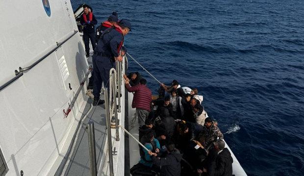 İzmir açıklarında 64 düzensiz göçmen kurtarıldı
