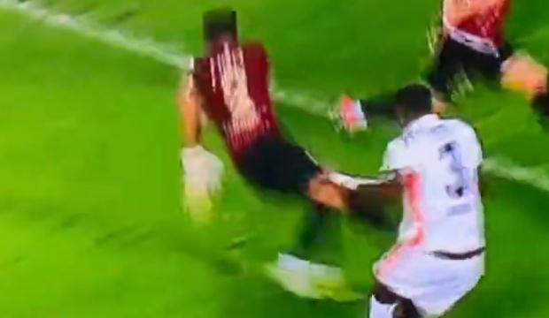 Son dakikada penaltı krizi! Hakem VAR'a rağmen karar değiştirmedi