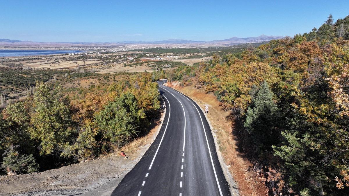 Yaka Manastır’a giden yolda da asfalt çalışması gerçekleştirdi.