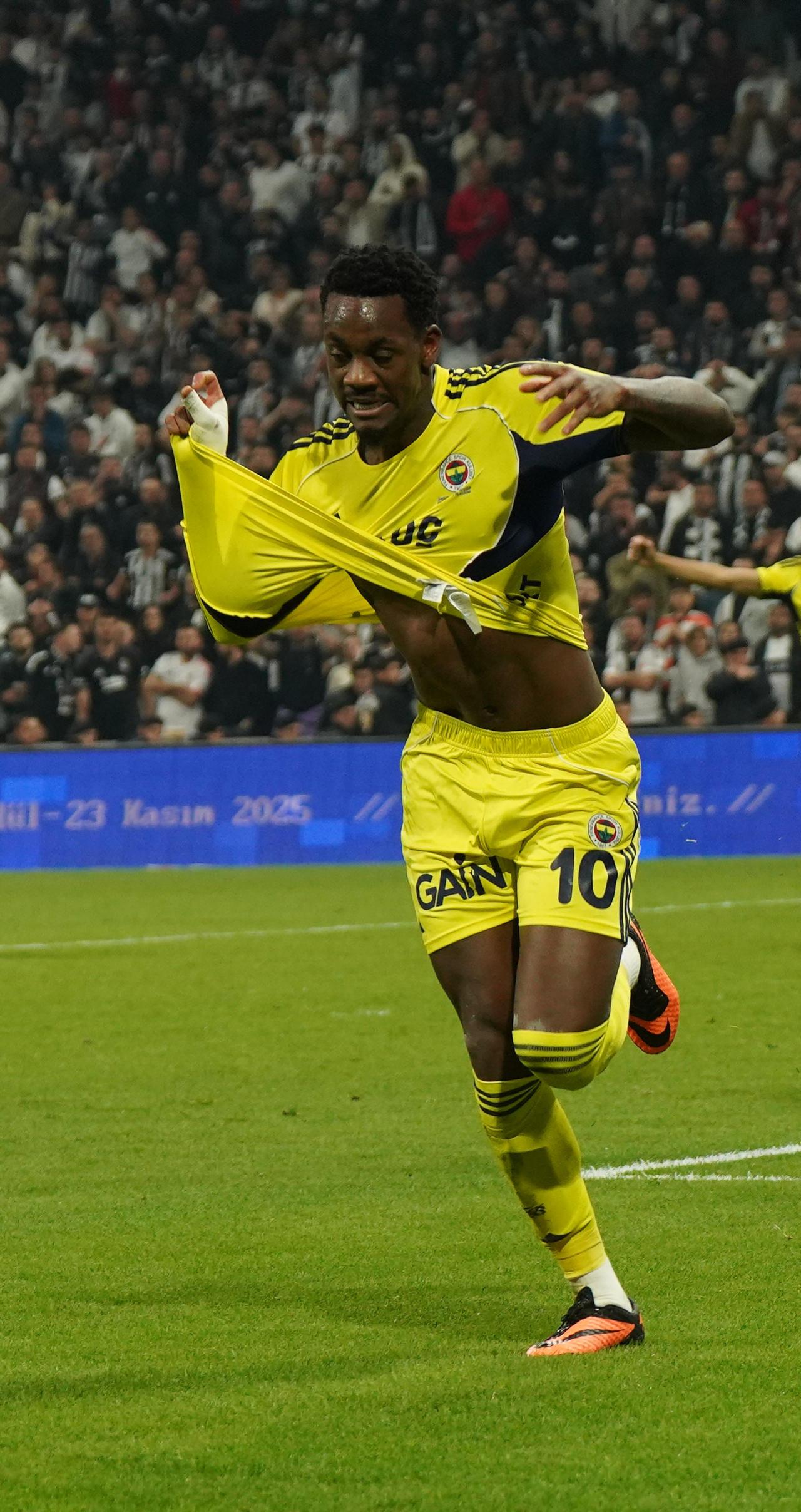 Jhon Duran Fenerbahçe maçında attığı golü kutluyor