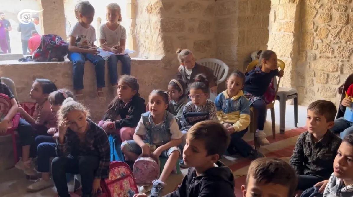 Okula giden Gazzeli çocuklar