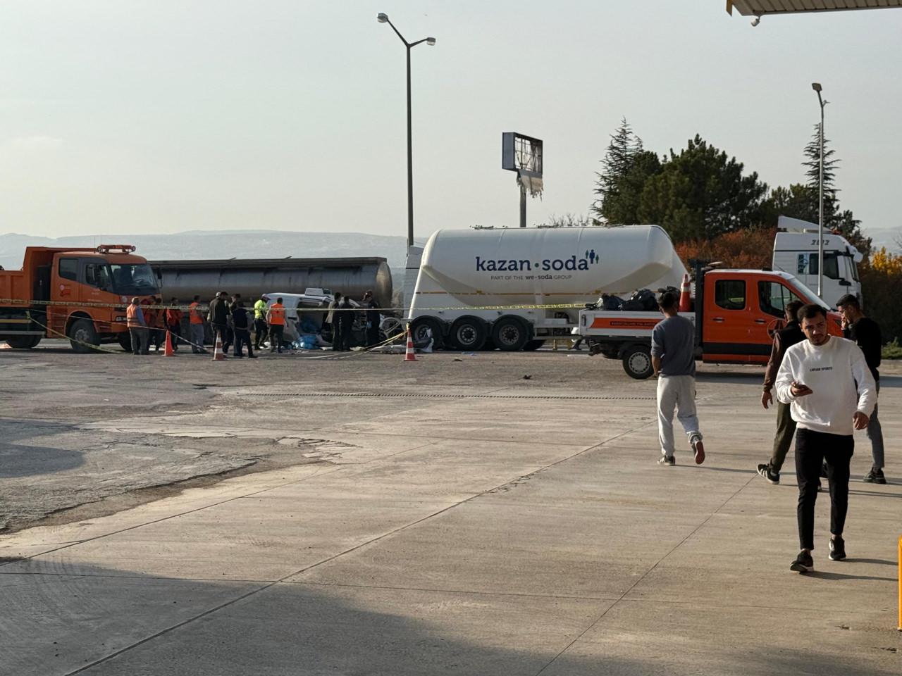 Ankara'da tır çekicisine çarpan otomobilde 3 kişilik aile yaşamını yitirdi
