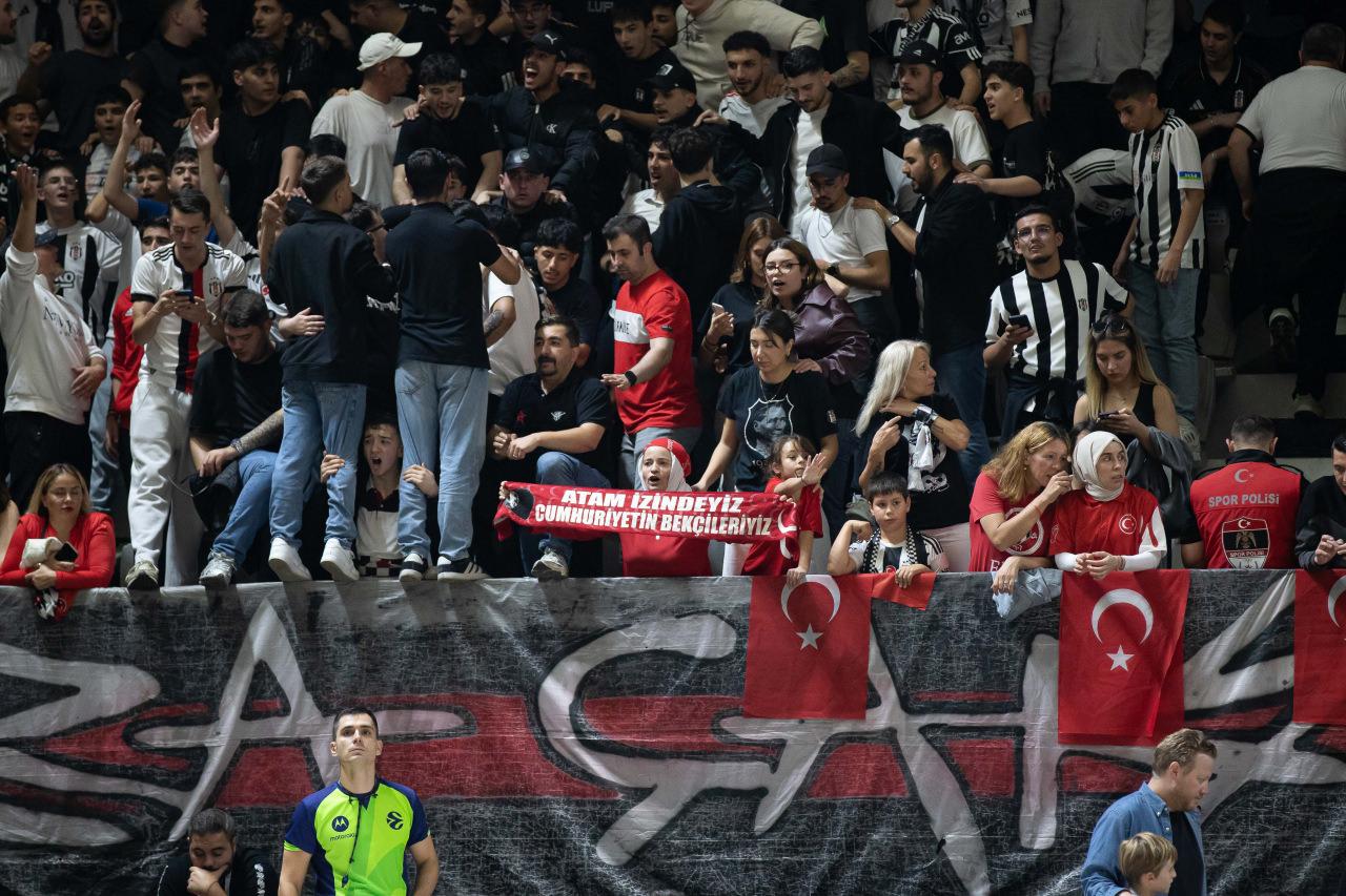 Beşiktaş GAİN'e destek veren Sİyah-beyazlı taraftarlar
