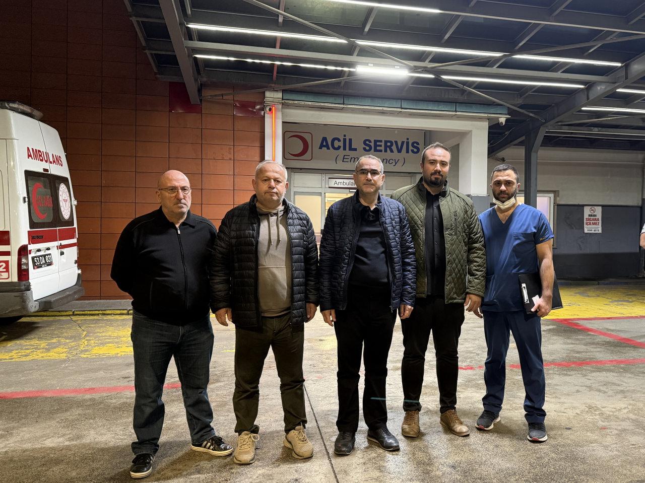 İl Sağlık Müdürü Gökhan Demiral 'ortada', Rize Devlet Hastanesi'nde tedavi altına alınan hastaları ziyaret etti