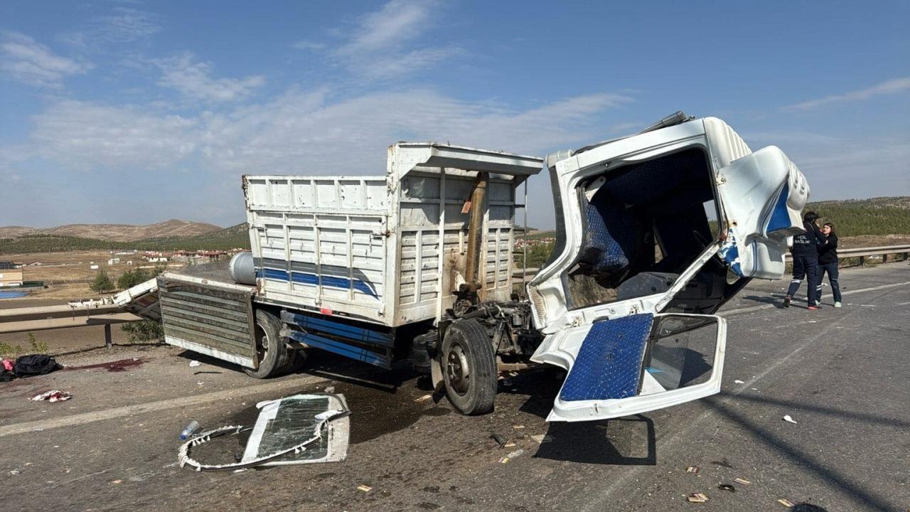 TAG otoyolunun 15’inci kilometresinde tır, kamyonete arkadan çarptı.