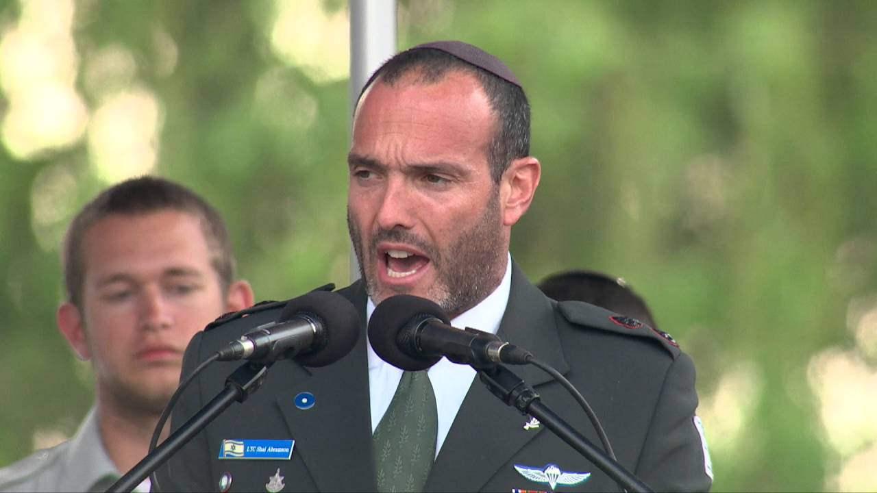 İsrail ordu korosu şefi Shai Abramson