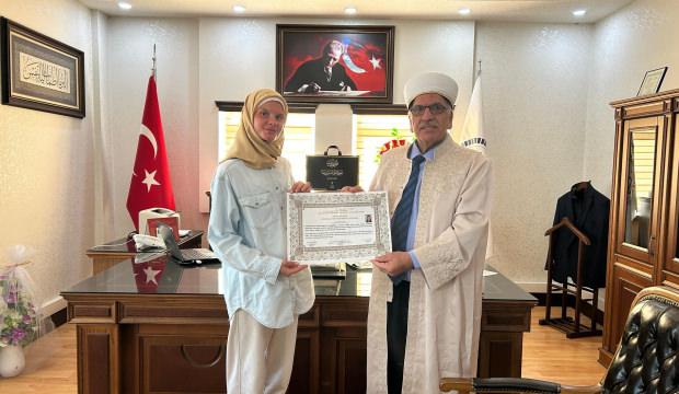 Polonyalı gazeteci Türkiye'de Müslüman oldu, Ayşe ismini aldı!