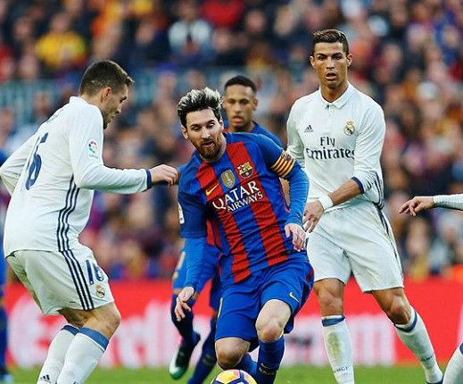 Messi ve Ronaldo, Barcelona ile Real Madrid arasında oynanan bir El Classico maçından.