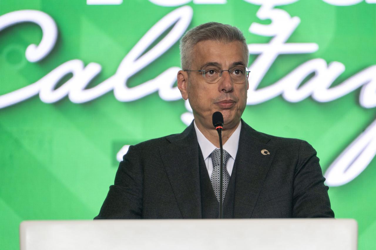 Sağlık Bakanı Kemal Memişoğlu, Ankara'daki bir otelde düzenlenen '3. Sağlıklı Türkiye Yüzyılı-Sağlıklı Yaşam Planı Çalıştayı'na katılarak konuşma yaptı.