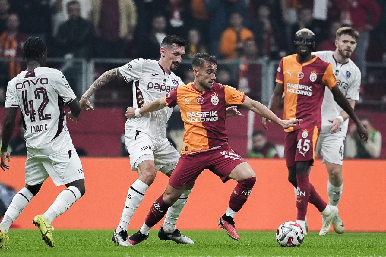 Galatasaray ile Trabzonspor arasındaki müsabakadan bir görüntü. Stefan Savic ile Yunus Akgün ikili mücadele halinde.