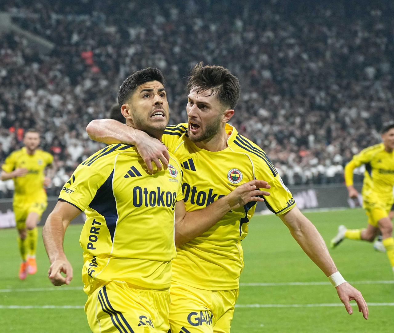 Marco Asensio ve İsmail Yüksek'in gol sevincinden bir görüntü, 2 Kasım 2025