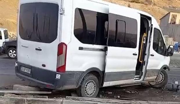 Servis minibüsü ile hafif ticari araç çarpıştı: 13'ü çocuk 19 yaralı