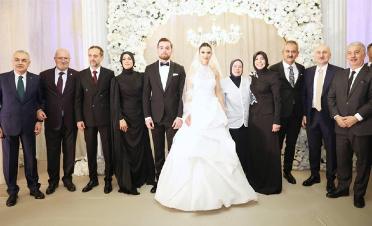 Siyaset dünyası bu düğünde buluştu: Zeynep Özer ve Batuhan Ersoy evlendi