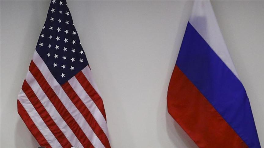 ABD ve Rusya bayrakları