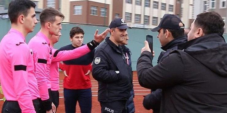 3 yıl önce Trabzon 1. Amatör Lig B Grubu’nda oynanan Sürmenespor - 1967 Değirmenderespor maçı. Orta hakem Miraç Yıldırım ve polisler