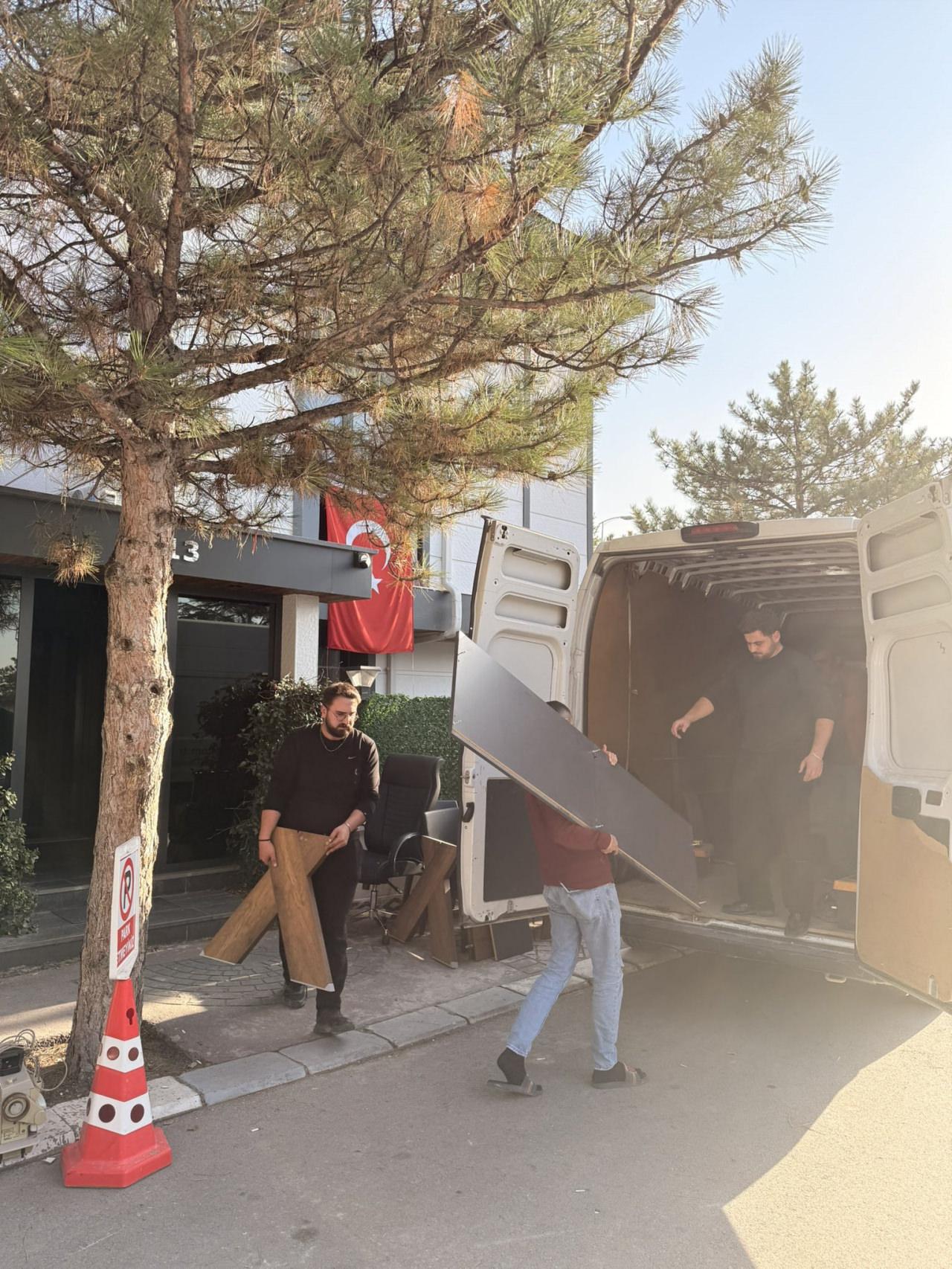 Kılıçdaroğlu'nun ofisinin boşaltılma görüntüleri