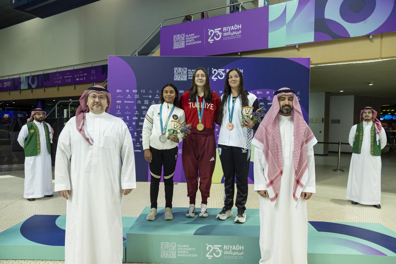 Suudi Arabistan'ın başkenti Riyad'da düzenlenen 6. İslami Dayanışma Oyunları'nda Türkiye, yüzme branşında 7 altın ve 1 gümüş madalya kazandı. Prince Faisal bin Fahad Olympic Kompleksi'nde yapılan yüzme yarışlarında, 200 metre bireysel karışık kategorisinde milli yüzücülerden Sudem Denizli ile Berke Saka altın madalya kazandı.