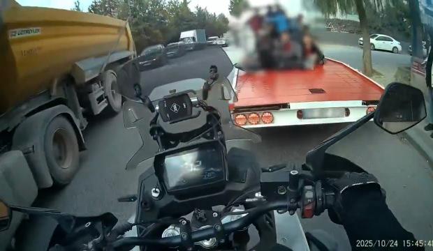 Trafikte skandal hareket! Çocukların canını tehllikeye atan sürücü tepki çekti