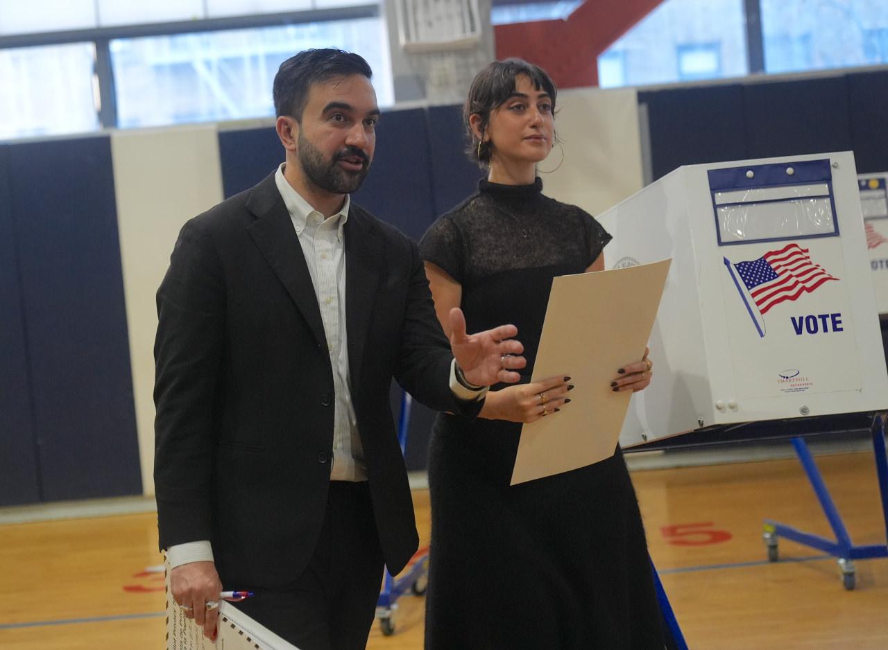 Amerika Birleşik Devletleri’nin New York kentinde düzenlenen belediye başkanlığı seçimlerinde, Demokrat Parti adayı Zohran Mamdani eşi Rama Duwaji ile birlikte Queens bölgesindeki Astoria semtinde oyunu kullandı.