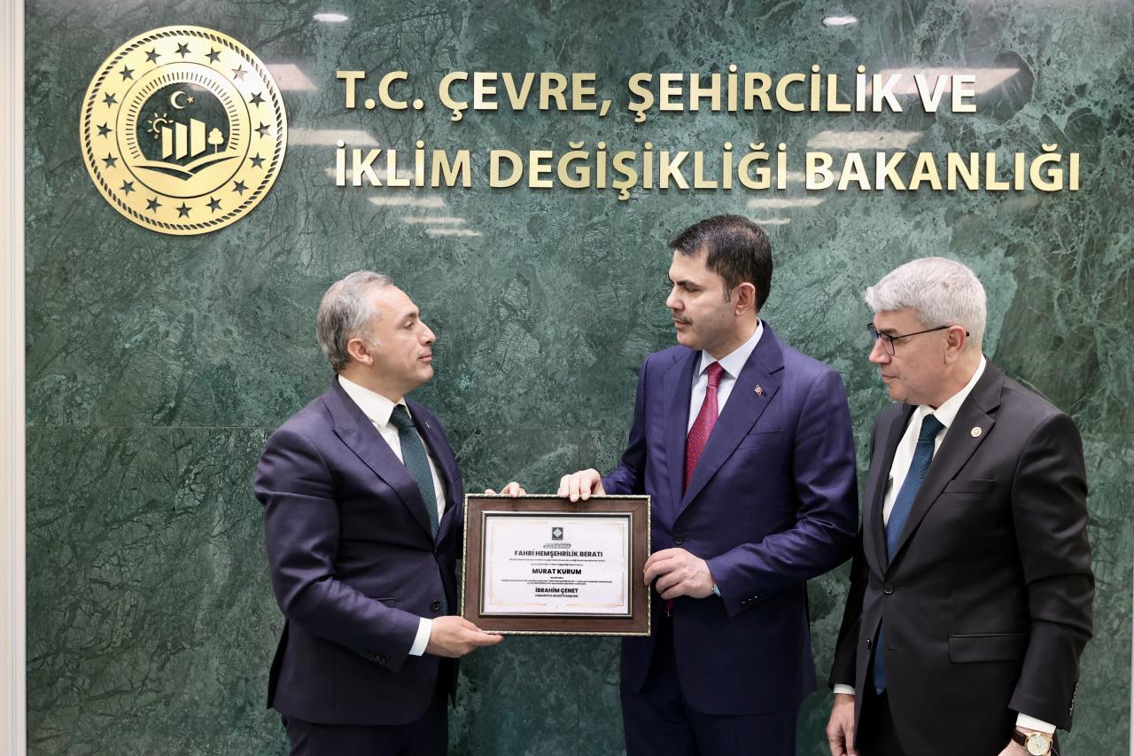 Çevre, Şehircilik ve İklim Değişikliği Bakanı Murat Kurum Osmaniye'de 'Fahri Hemşehrilik Beratı' takdim edildi.