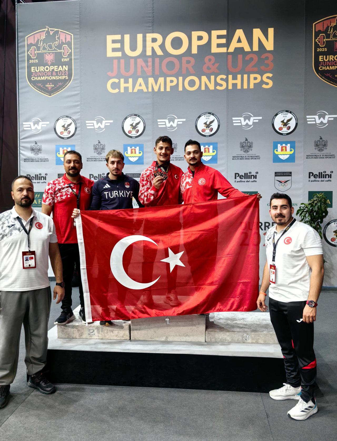 Milli halterci Engin Kara (sağ 3), Gençler ve 23 Yaş Altı Avrupa Şampiyonası'nda 2 bronz madalyanın sahibi oldu.