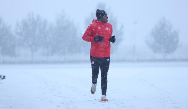 1. Lig ekibi kar yağışı altında antrenman yaptı