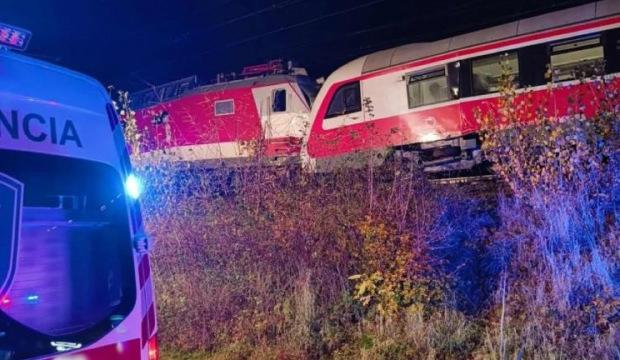 2 yolcu treni çarpıştı! Çok sayıda yaralı var