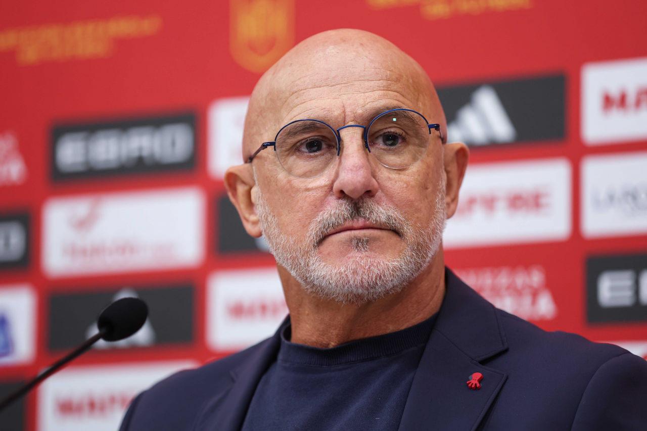 İspanya Teknik Direktörü Luis de La Fuente bir basın toplantısında bir gazetecinin sorusunu dinlerken, 8 Kasım 2025