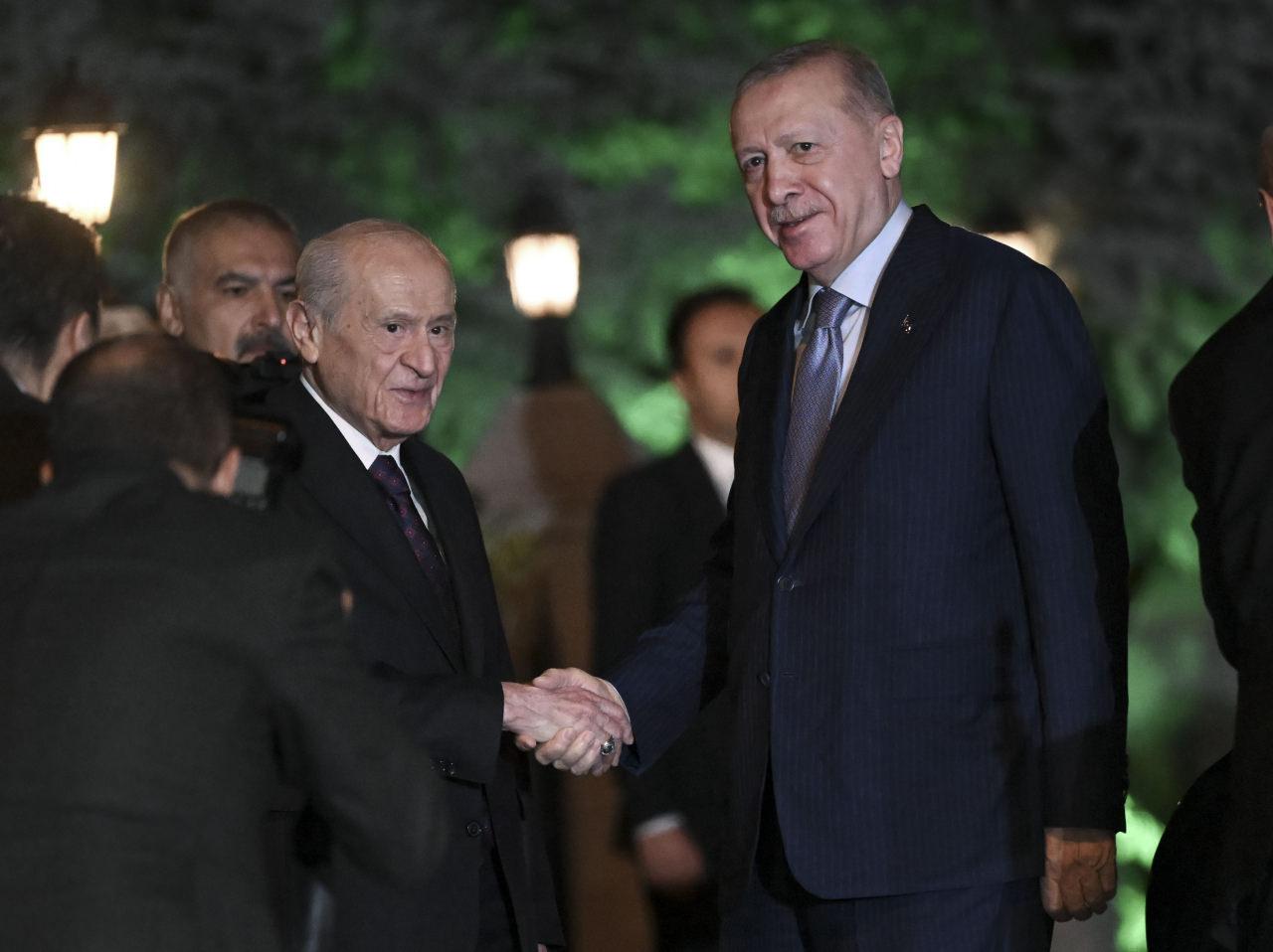 Cumhurbaşkanı Recep Tayyip Erdoğan, MHP Genel Başkanı Devlet Bahçeli'yi Ankara'daki konutunda ziyaret etti.