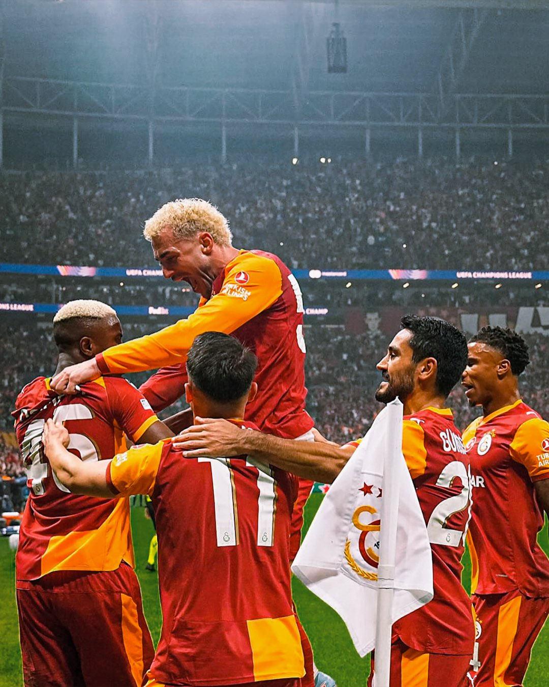 Barış Alper Yılmaz, Victor Osimhen'in Liverpool'a attığı golü takımla birlikte kutlarken, 30 Eylül 2025