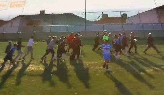 6 gollü karşılaşmada taraftar sahaya girdi! Hakem maçı tatil etti