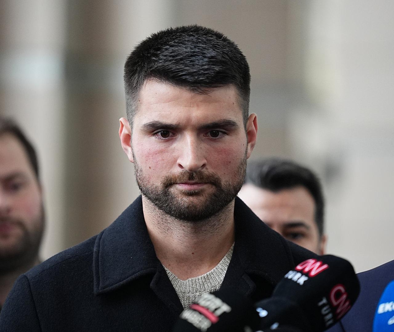 Beşiktaş'ın file bekçisi Ersin Destanoğlu, İstanbul Adalet Sarayı'nın kapısında basın mensuplarının sorularını yanıtlarken, 11 Kasım 2025