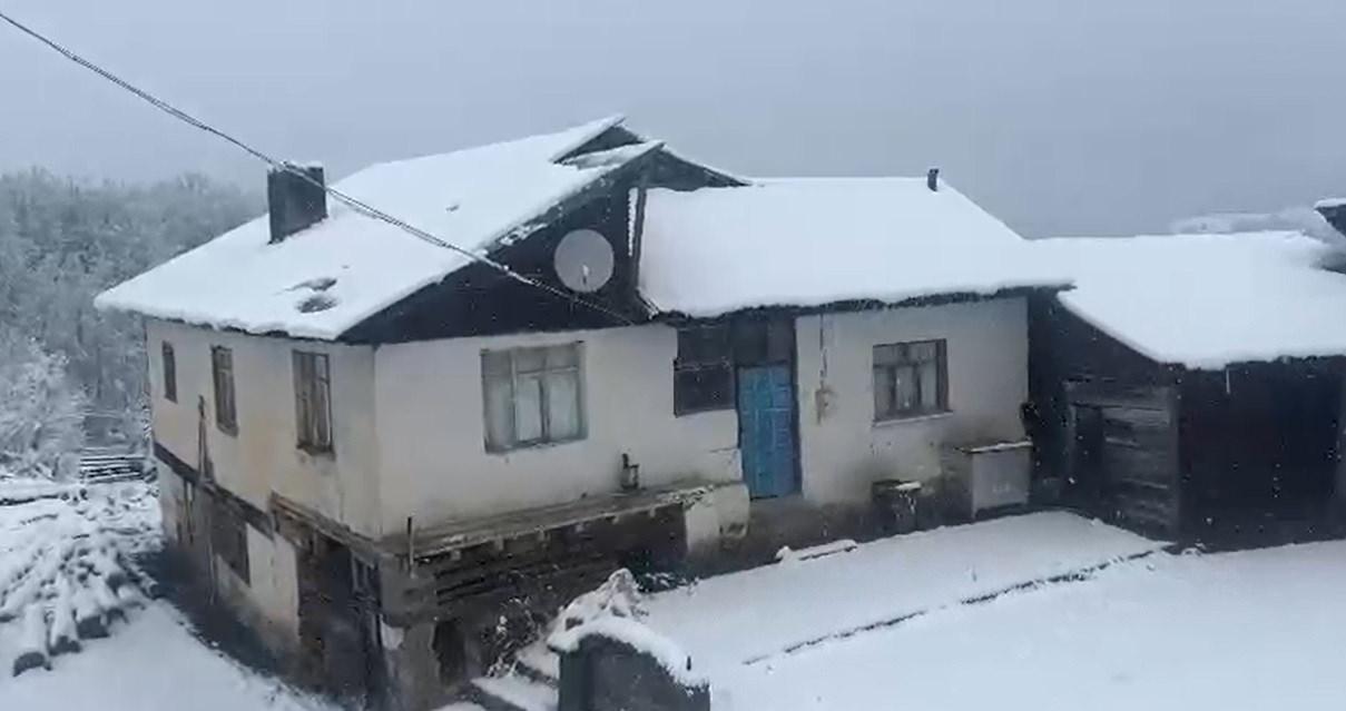 Koyulhisar ilçesinin yüksek rakımlı köylerinde kar yağdı.