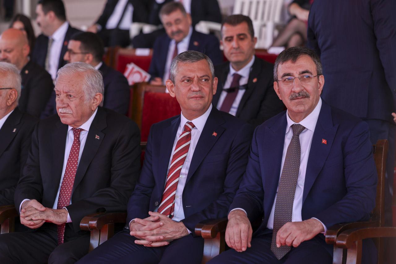  Cumhurbaşkanı Yardımcısı Yılmaz (sağda), TBMM Başkanvekili Celal Adan (solda) ve Cumhuriyet Halk Partisi Genel Başkanı Özgür Özel (ortada)