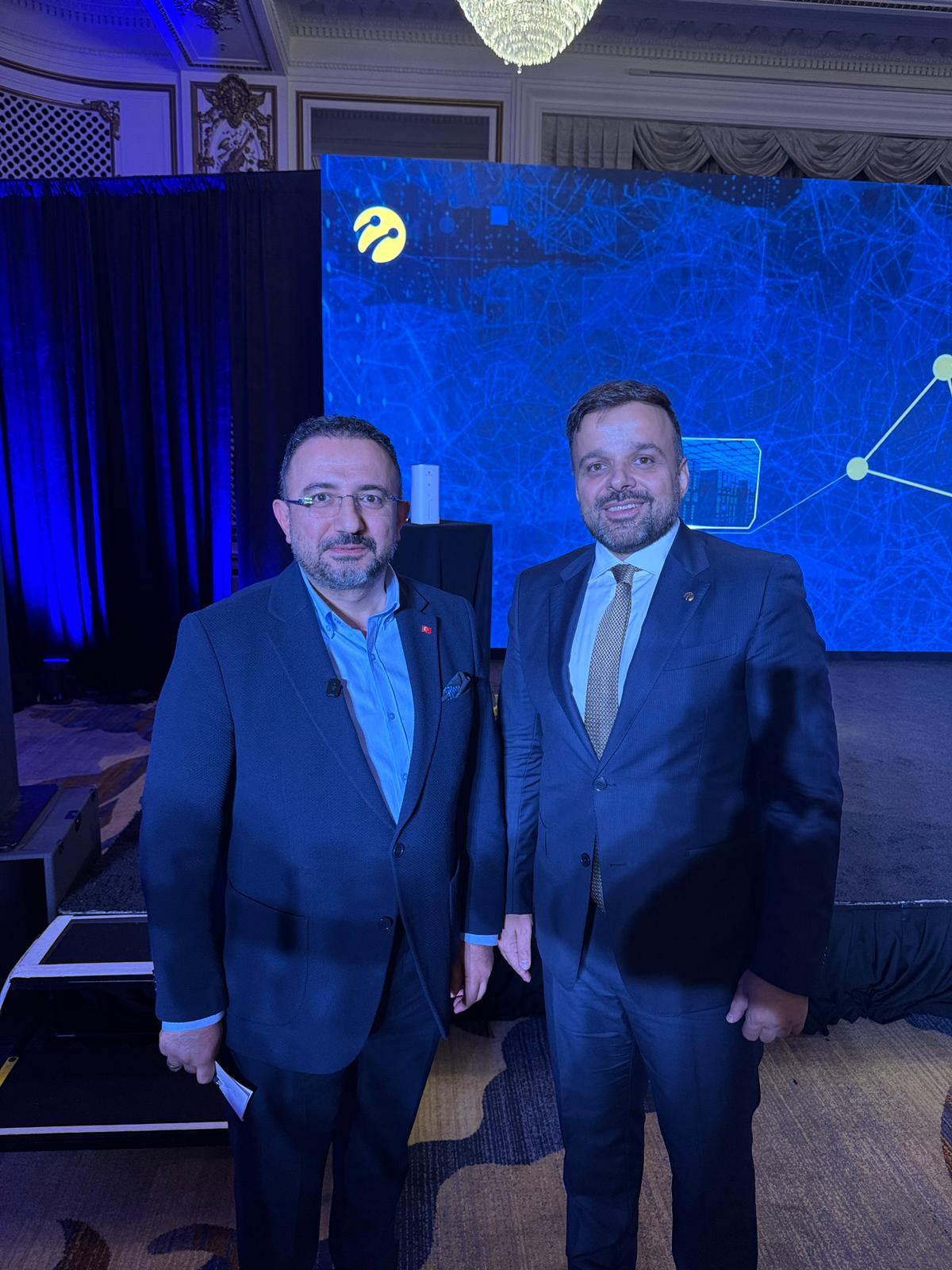 Turkcell CEO’su Ali Taha Koç ve Haber7 Genel Yayın Yönetmeni Osman Ateşli- Turkcell ve Google Cloud arasındaki işbirliği anlaşmasını Haber7 Genel Yayın Yönetmeni Osman Ateşli’nin de aralarında bulunduğu bir grup gazeteci Google’ın Silikon Vadisi’nde bulunan merkezinde takip etti.