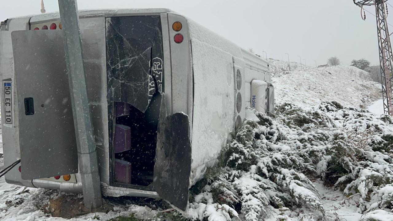 Nevşehir'de işçi servis midibüsü devrildi.