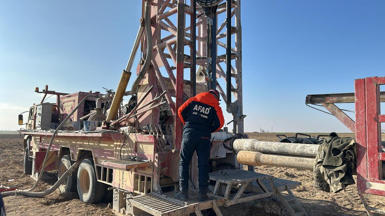 AFAD ekipleri kolu arıyor.