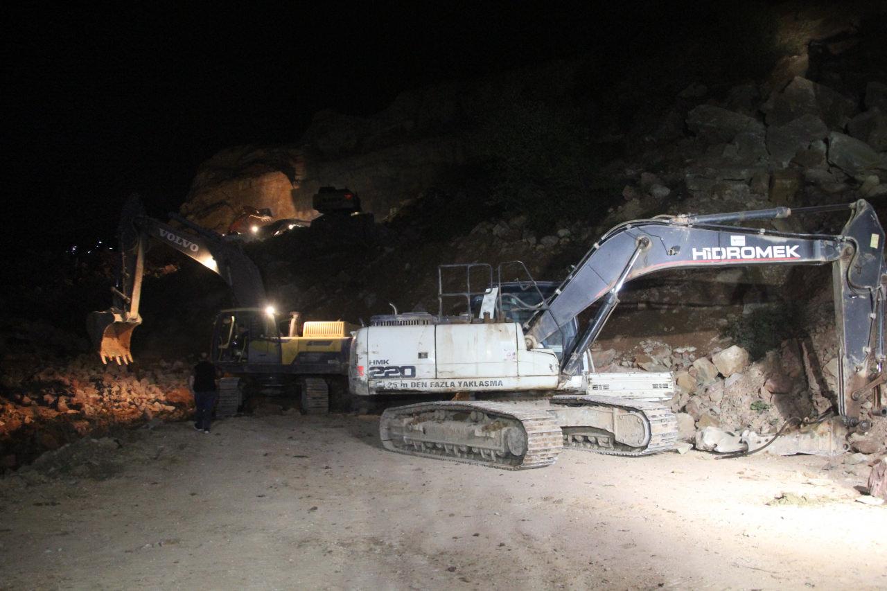 5 saatin sonunda iş makinesi operatörü Burak Kilci'nin (25) cansız bedenine ulaşıldı. 